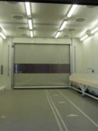 Schleifkabine für CFK / GFK -Bauteile mit Absautischen und Zuluftkonzept