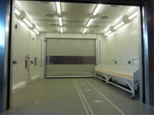 Schleifkabine für CFK / GFK -Bauteile mit Absautischen und Zuluftkonzept