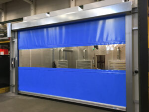 Schleifkabine mit Absaugwänden und Rolltor